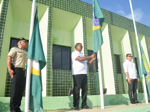 HASTEAMENTO DA BANDEIRAS MARCA A ABERTURA OFICIAL DO MÊS DE ANIVERSÁRIO DO MUNICÍPIO